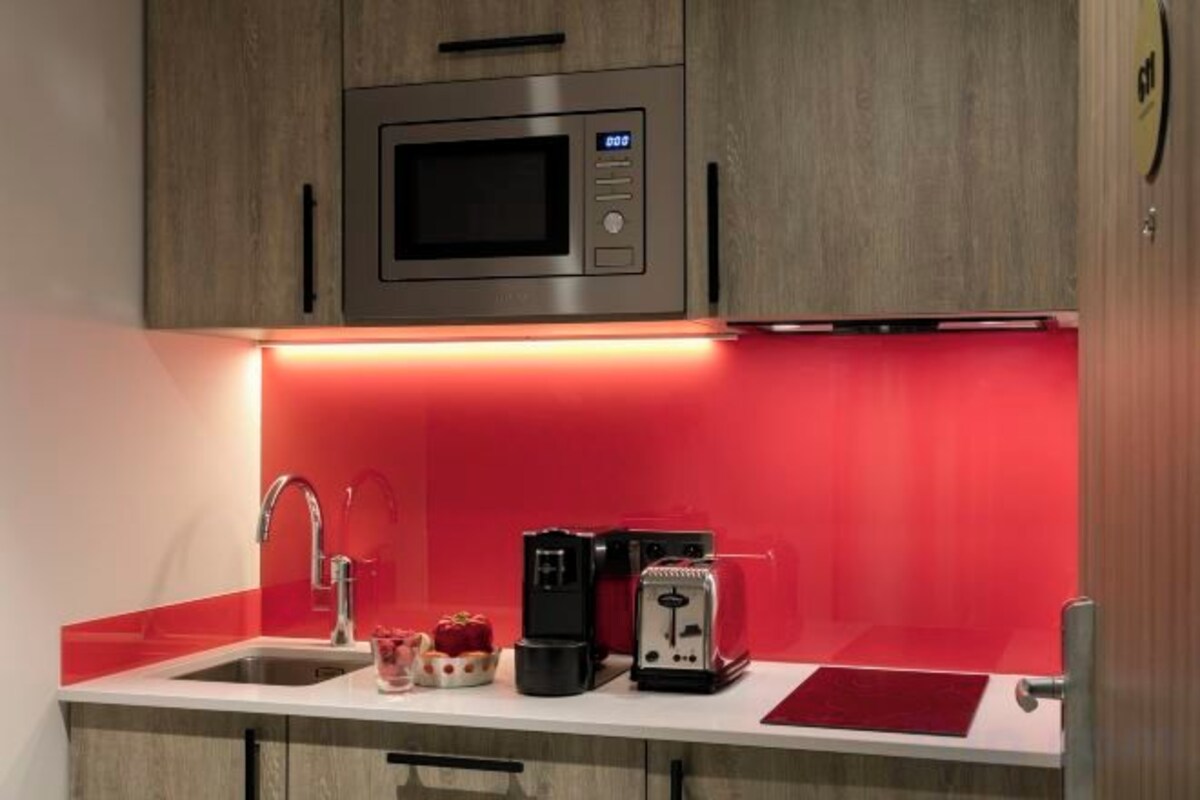 Cocina privada | Cafetera de espresso, cafetera y tetera, refrigerador y microondas