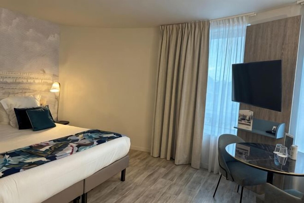 In-room safe, laptop workspace, blackout drapes, soundproofing