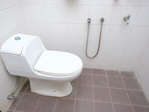 Suite superior, varias camas, no fumadores | Baño | Ducha, artículos de higiene personal gratuitos, bidé y toallas