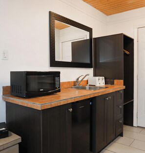 Family Double Room | Desk, blackout drapes, soundproofing, free WiFi