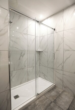 Family Double Room | Bathroom | Shower, hair dryer, towels, soap - Motel LeClassique (Saint-Charles-Borromée)