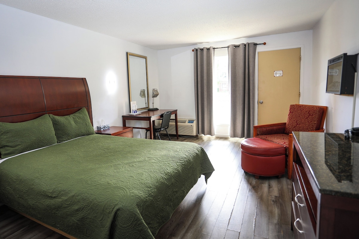 Superior Room, 1 Queen Bed, Non Smoking | Desk, blackout drapes, soundproofing, rollaway beds (surcharge)