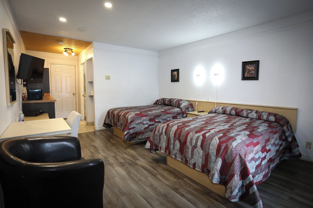 Family Double Room | Desk, blackout drapes, soundproofing, free WiFi