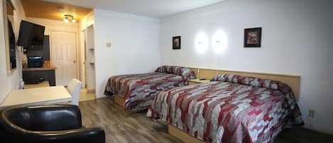 Familie tweepersoonskamer | Een bureau, verduisterende gordijnen, geluiddichte muren, gratis wifi