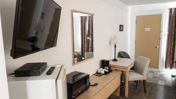 32-tums platt-tv med kabelkanaler och tv