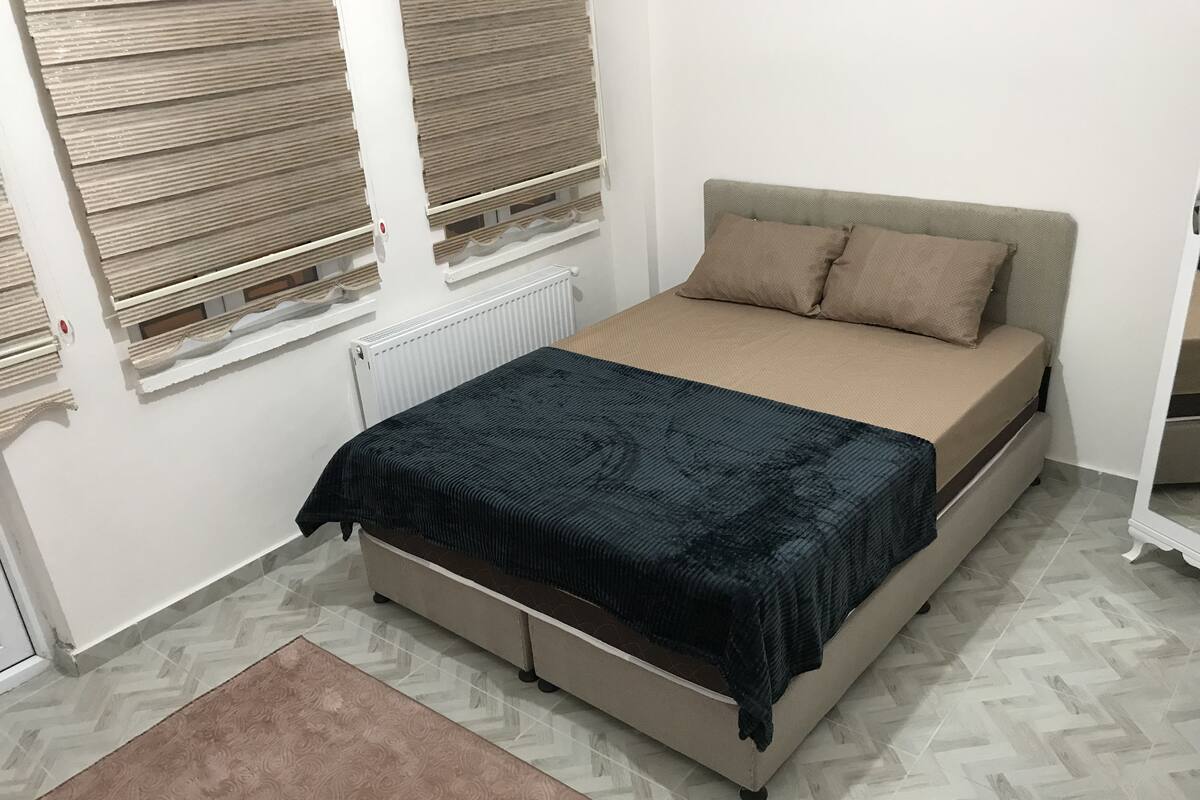 32-Zoll-LED-Fernseher mit Satellitenempfang, Fernseher