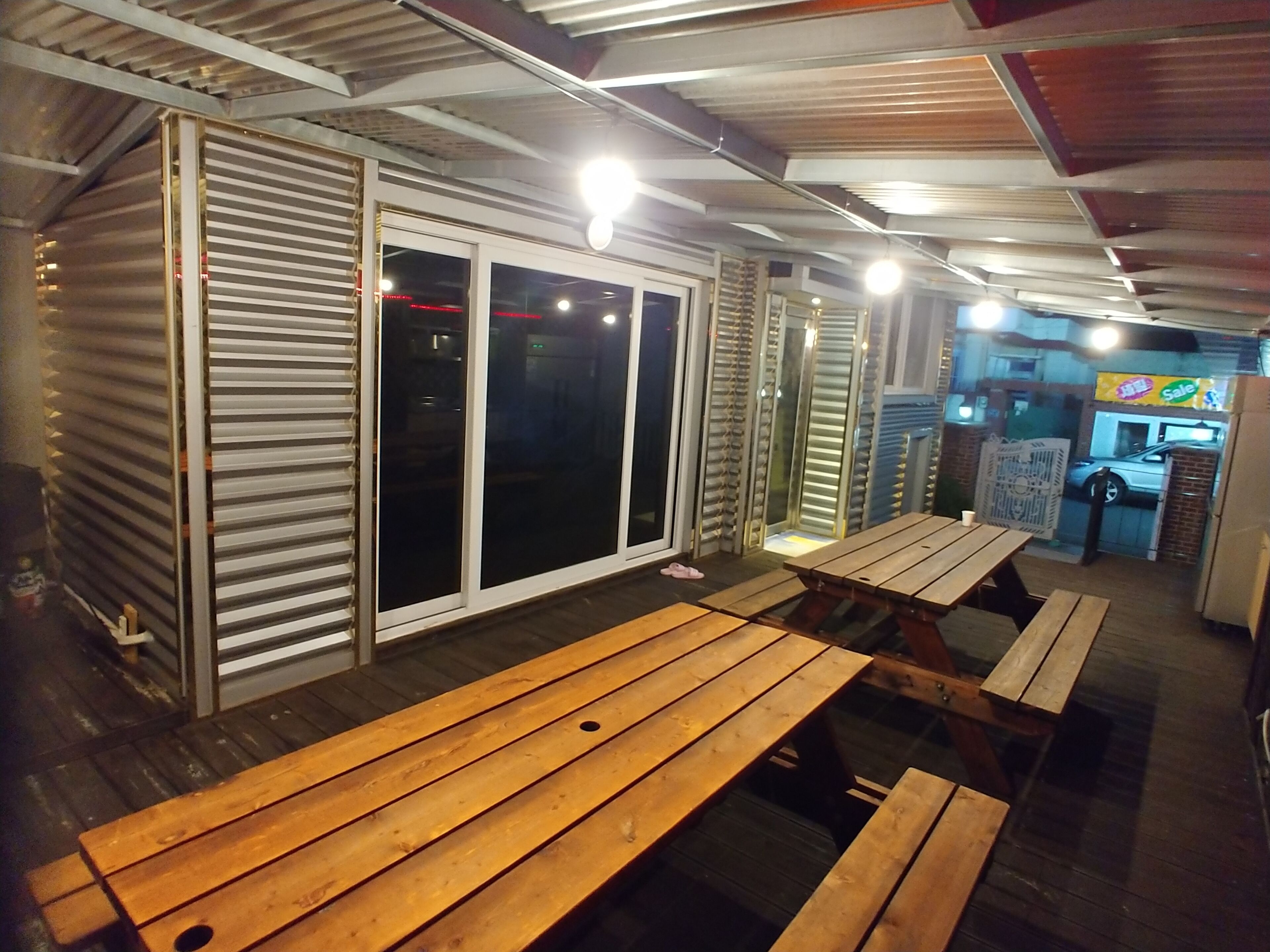 住宿正面 - 傍晚/夜晚