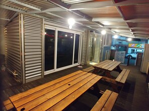 Fachada de la propiedad por la tarde o noche