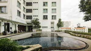 Ein modernes Gebäude mit Pool, Außenbereich und Blick auf die Stadtlandschaft.