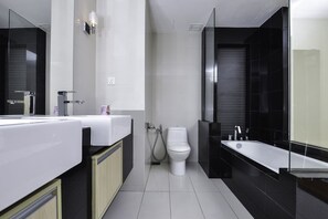 Classic Apartment, 2 Double Beds, Non Smoking, City View | Bathroom - OYO Home 527 Lavish 2BR Dua Sentral (Kuala Lumpur)