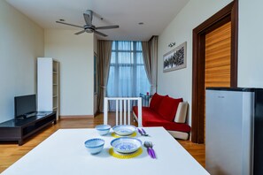 Classic Apartment, 2 Double Beds, Non Smoking, City View | In-room dining