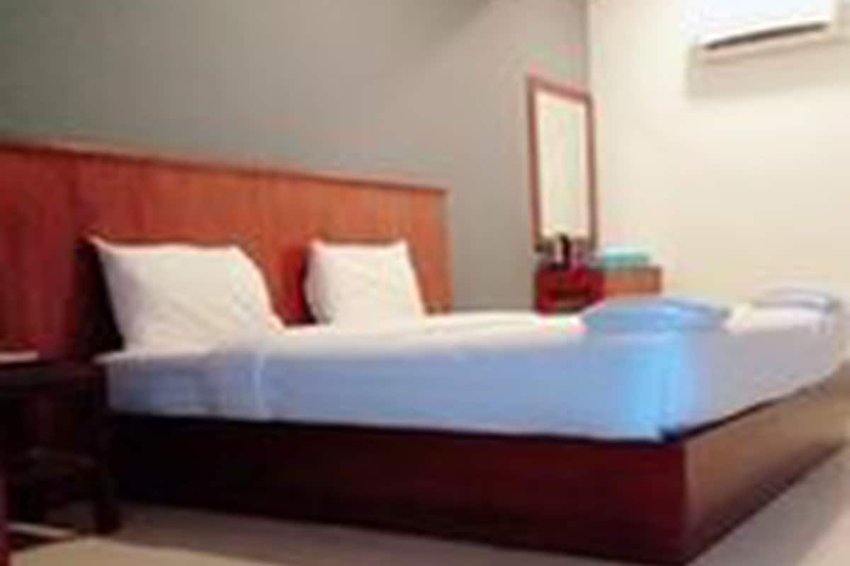Minibar, in-room safe, desk, iron/ironing board