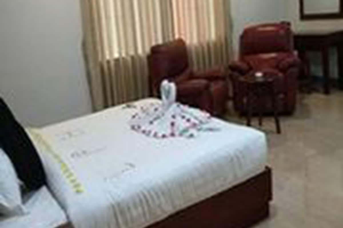 Minibar, in-room safe, desk, iron/ironing board