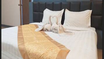 Suite | Minibar, in-room safe, desk, iron/ironing board (on request)