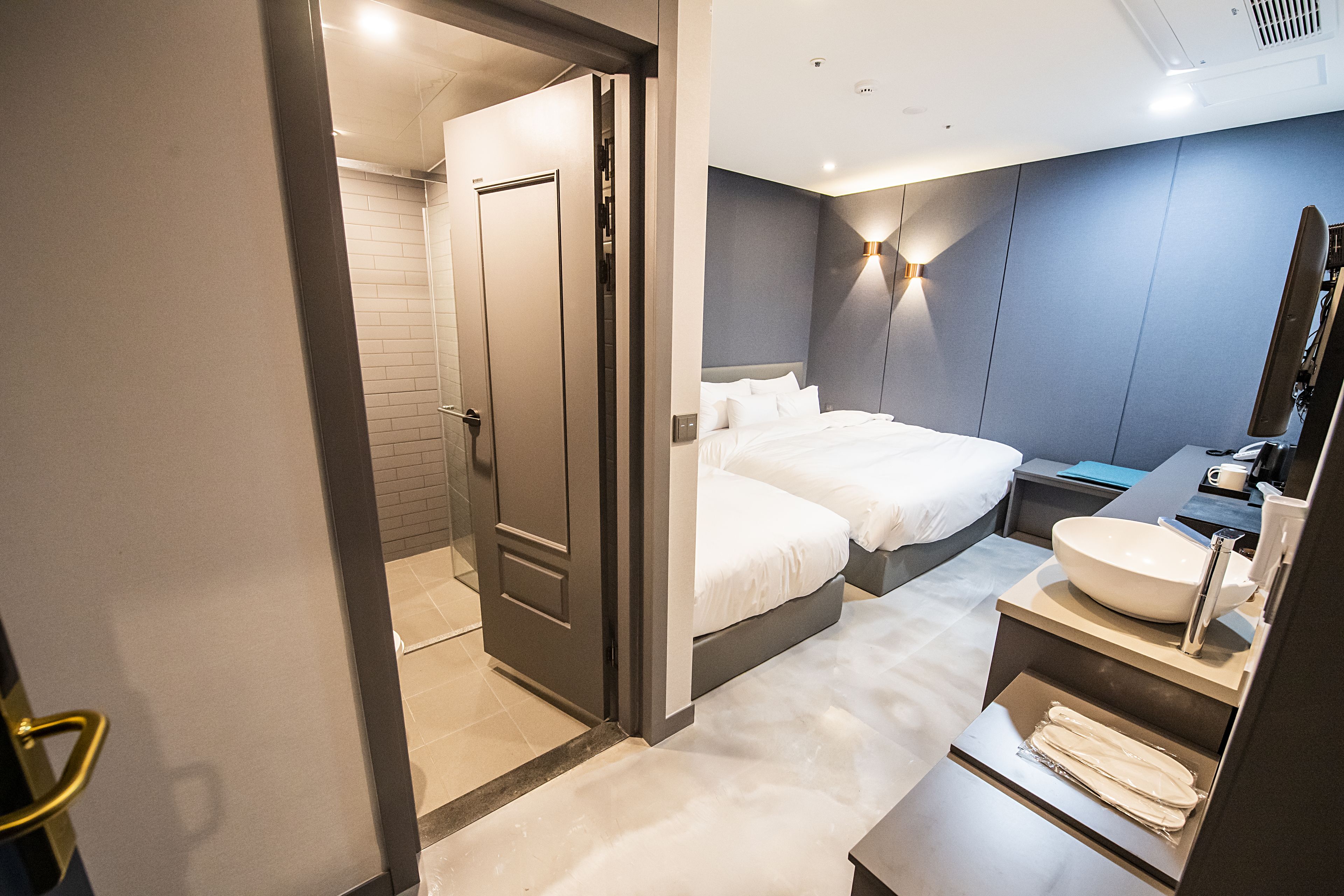 business triple room | premium bedding, free wifi, bed sheets, wheelchair access