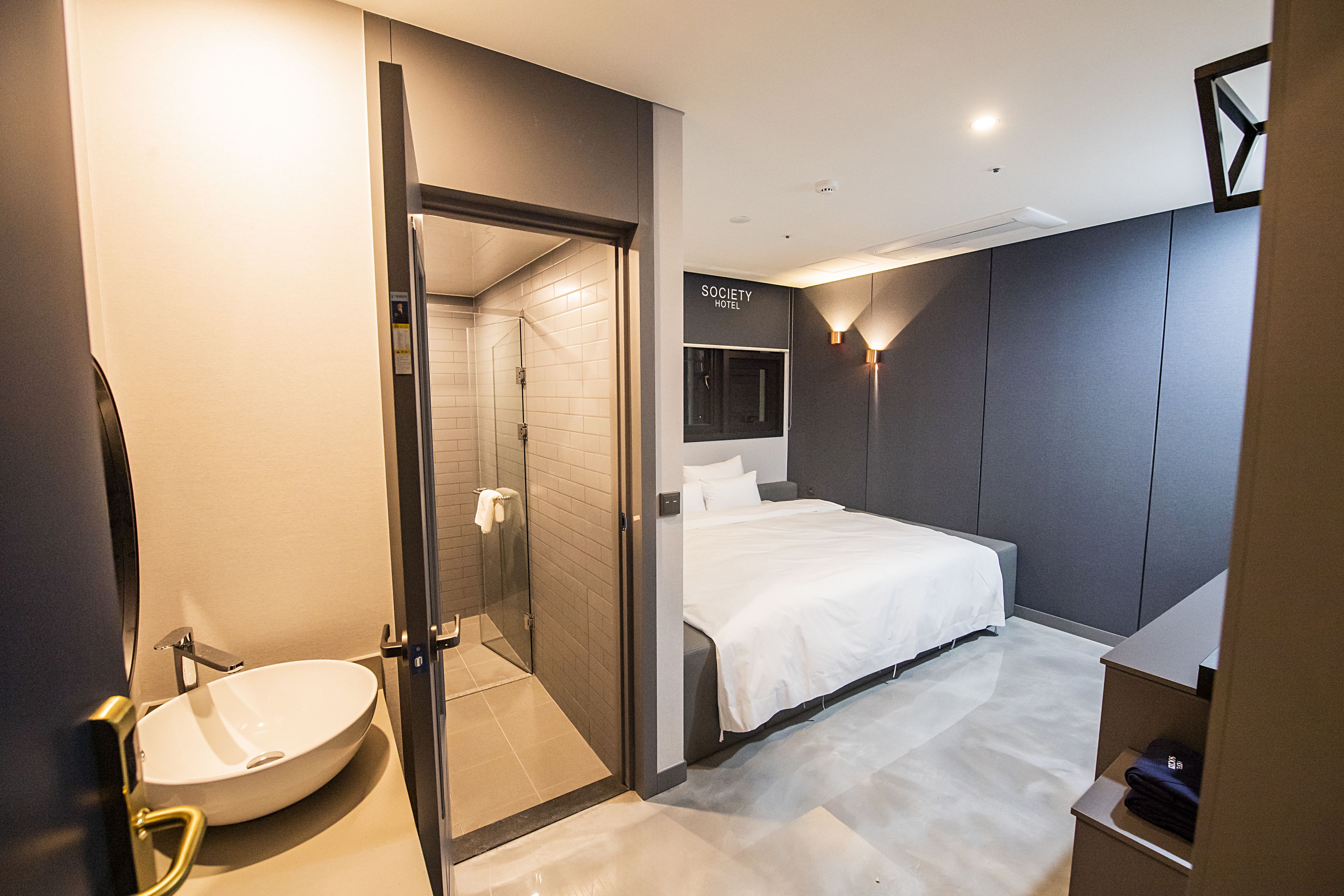 business double room | premium bedding, free wifi, bed sheets, wheelchair access