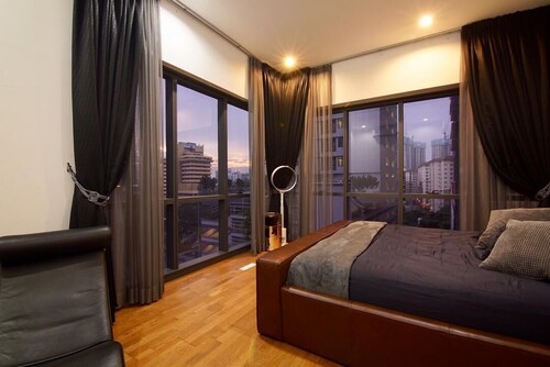 4R3B Die Elemente Ampang Lux Condo von TJ's Speakeasy