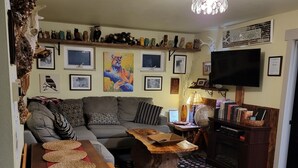 Un salon confortable avec un canapé, une table basse en bois et un téléviseur.