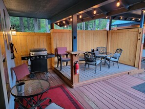 Outdoor dining - COUGAR House -Mt St Helens / Yale Lake Retreat (Cougar)