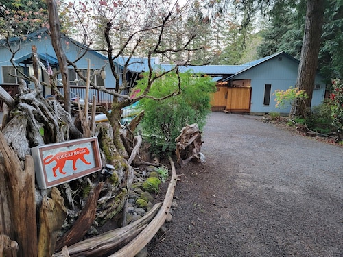 COUGAR House -Mt St Helens / Yale Lake Retreat