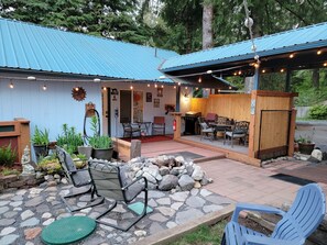 Outdoor dining - COUGAR House -Mt St Helens / Yale Lake Retreat (Cougar)