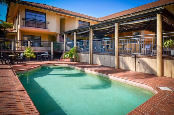 Outdoor pool - Pegasus Motor Inn and apartments (Hamilton)