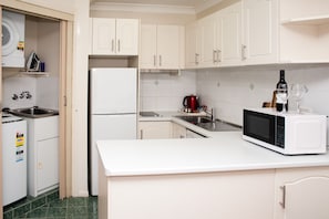 Fridge, microwave, dishwasher, electric kettle - Pegasus Motor Inn and apartments (Hamilton)