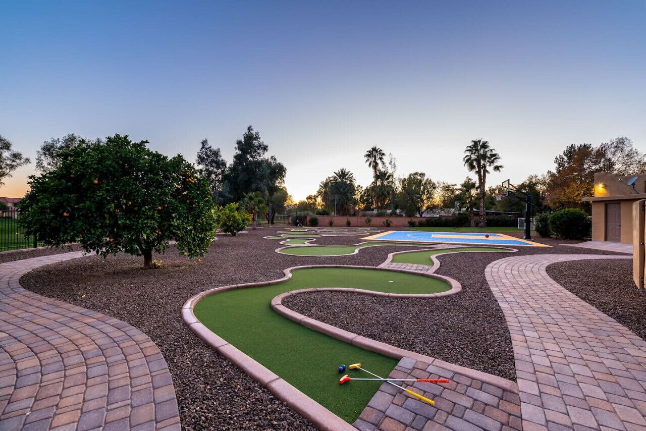 Un camp de mini-golf amb un recorregut sinuós, un prat de posició i una zona de piscina petita.