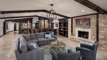 Smart TV, chimenea, futbolito y tenis de mesa