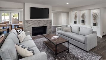 Smart-TV, Kamin, Tischfußball, Tischtennisplatte