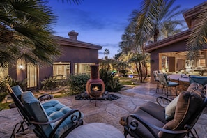 Outdoor dining - The Oasis Scottsdale - Bentley Award-Winning Resort Home (Scottsdale)