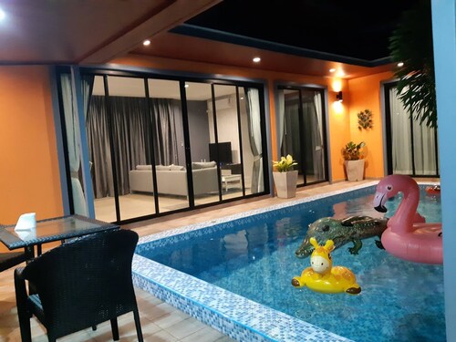 Issarindr Pool Villa is a modern style home with beautiful private swimming pool