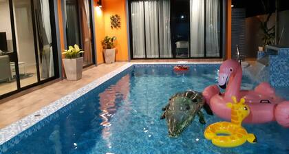 Issarindr Pool Villa est une maison de style moderne avec une belle piscine privée
