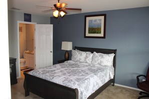 3 bedrooms, iron/ironing board, Internet, bed sheets - Beautiful Entire Home only 1 exit to Lackland AFB.Minutes to Sea World/Six Flags (San Antonio)