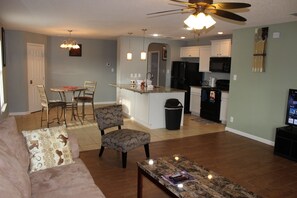 TV - Beautiful Entire Home only 1 exit to Lackland AFB.Minutes to Sea World/Six Flags (San Antonio)