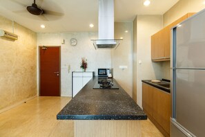 Classic Apartment, 2 Double Beds, Non Smoking, City View | Private kitchen | Fridge, microwave, electric kettle, cookware/dishes/utensils - OYO 534 Home 231tr 2 Br Near Zouk & Trec (Kuala Lumpur)