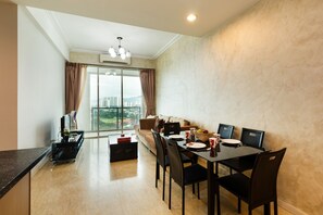 Apartamento clásico, 2 camas dobles, no fumadores, vistas a la ciudad | Zona de estar | Una televisión de pantalla plana