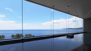 A modern indoor pool with a clear view of the sea and distant mountains. - Yumotokan New Hamajima (Shima)