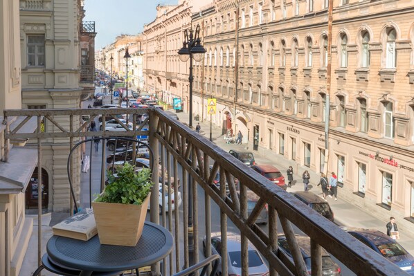 Luksus-dobbeltrom, 1 dobbeltseng, ikke-røyk, byutsikt | Lydisolert, strykejern/-brett, wi-fi (inkludert) og sengetøy