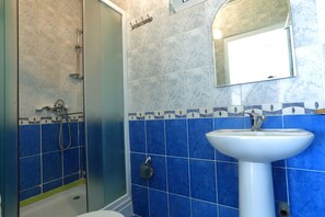 Cottage, 2 Bedrooms, Mountain View | Bathroom | Shower, towels - Recreation Zone Dustlik (Uchterek)