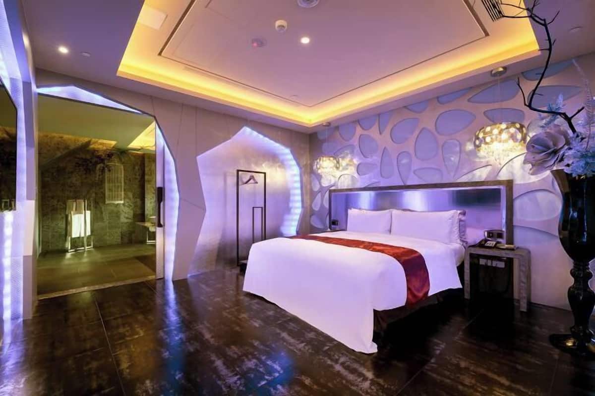 Escriptori, cortines opaques i habitacions insonoritzades