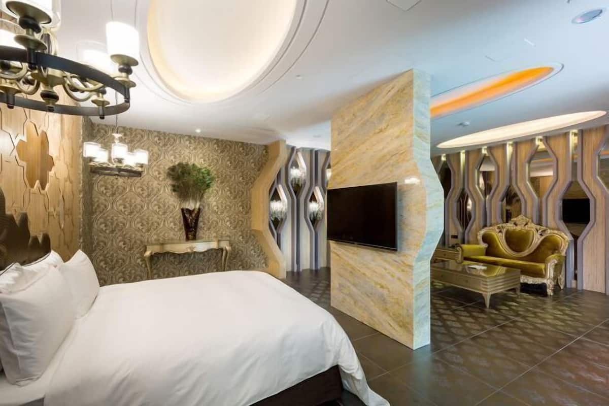 Escriptori, cortines opaques i habitacions insonoritzades