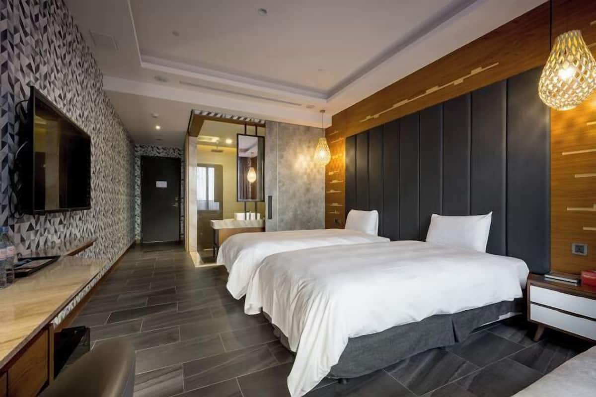 Escriptori, cortines opaques i habitacions insonoritzades