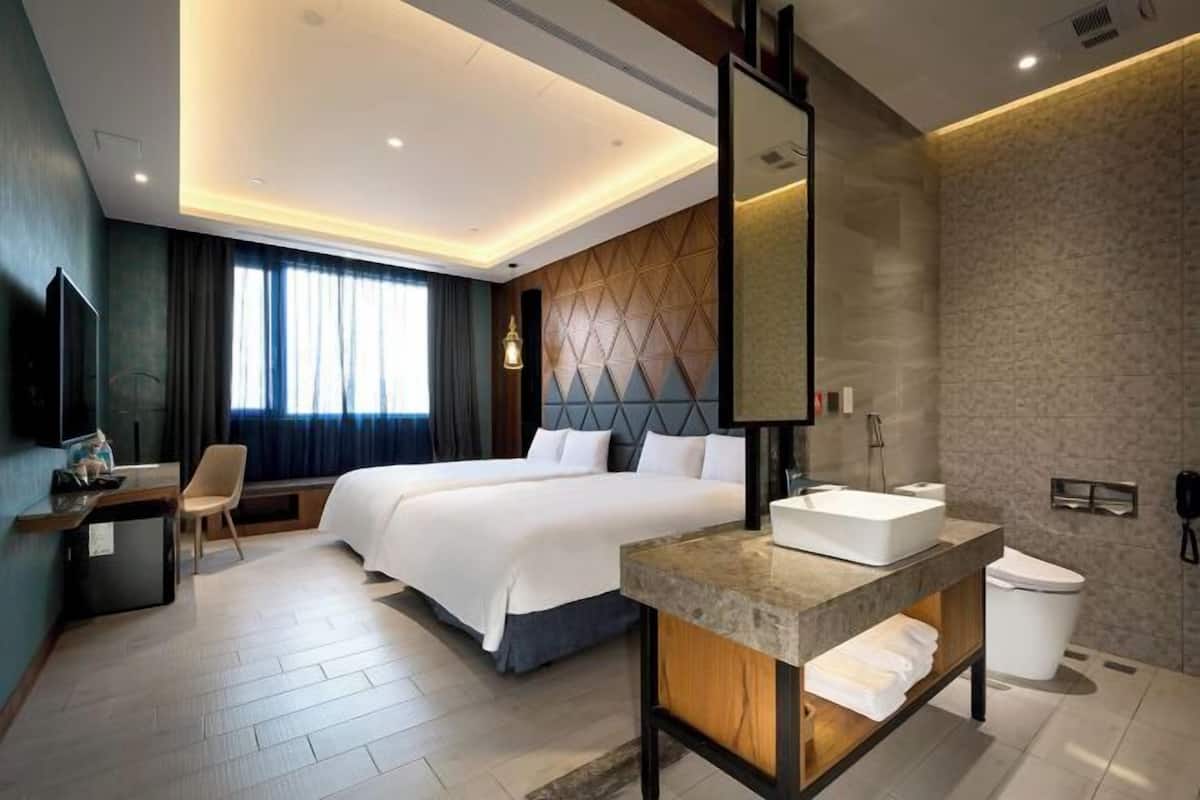 Escriptori, cortines opaques i habitacions insonoritzades