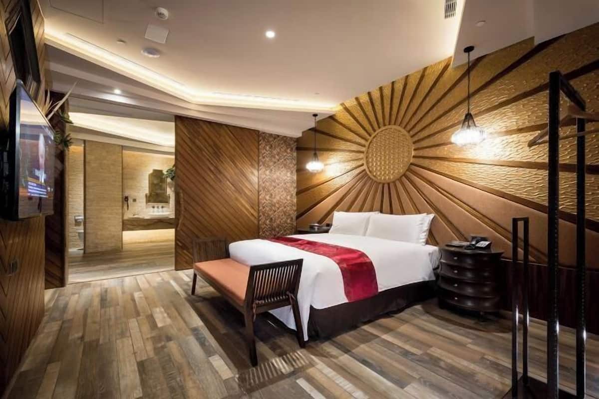 Escriptori, cortines opaques i habitacions insonoritzades