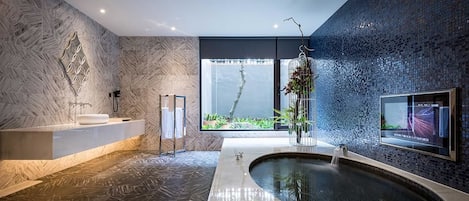 Party Suite (Consecutive night 11 pm check-out required) | Bathroom