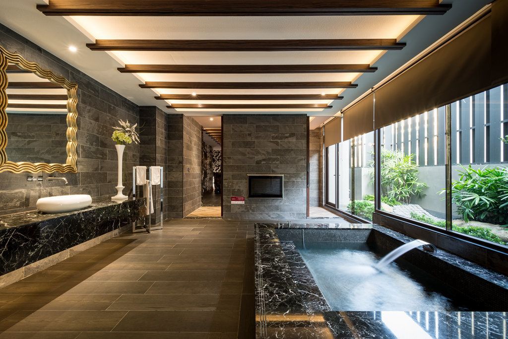 Habitación de lujo | Baño | Tina y regadera independientes y regadera tipo lluvia 