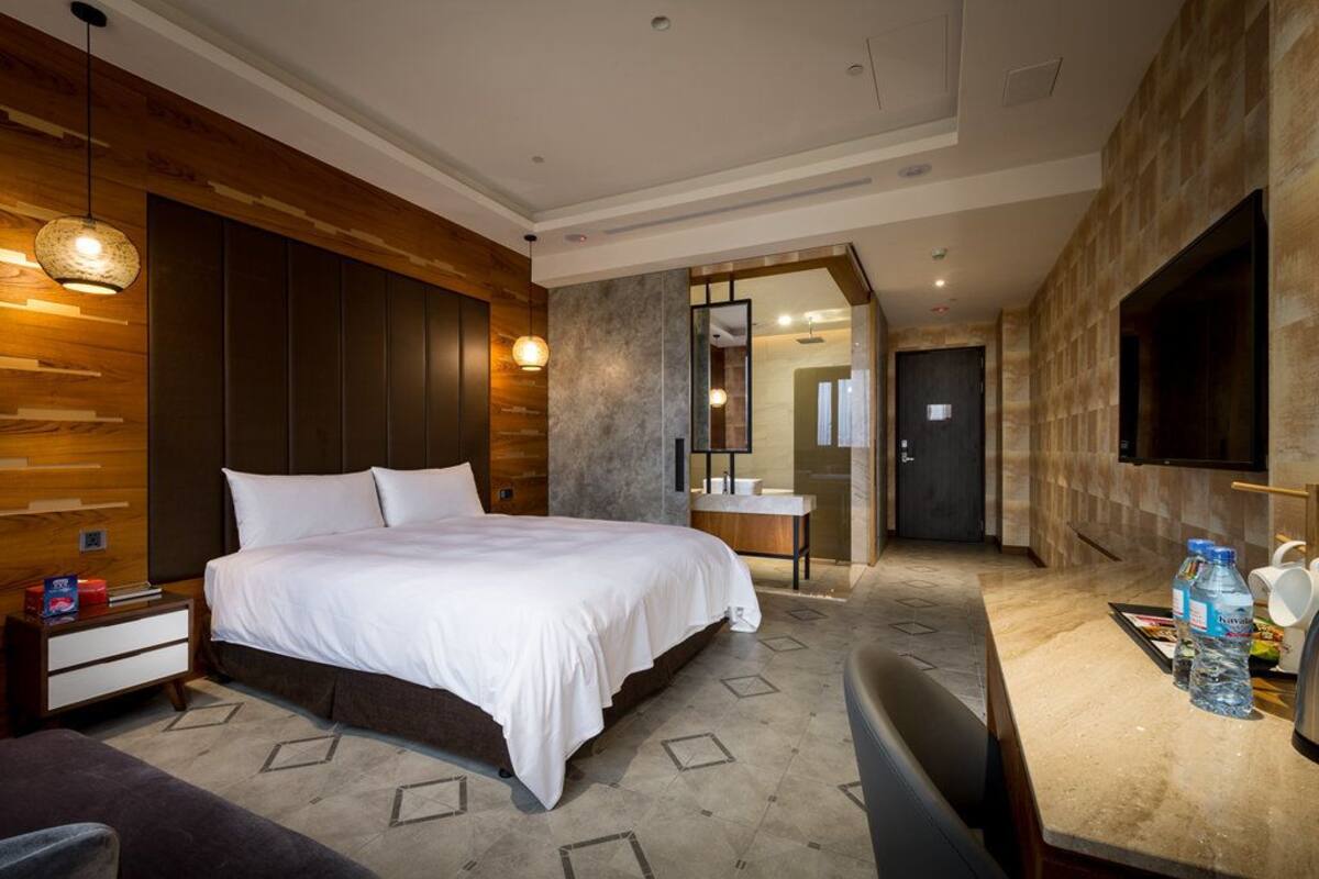Business Suite (Consecutive night 11 pm check-out required)
