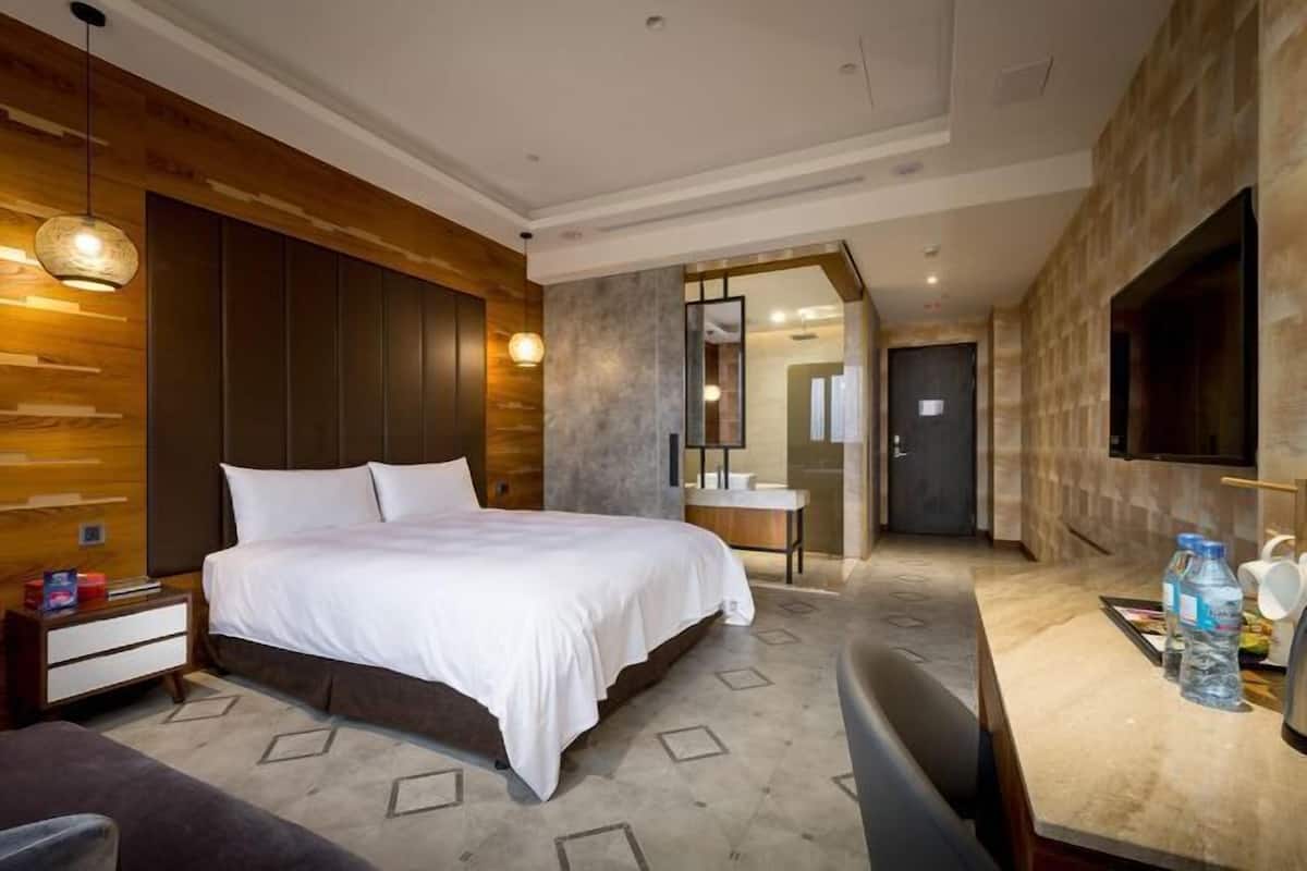 Escriptori, cortines opaques i habitacions insonoritzades