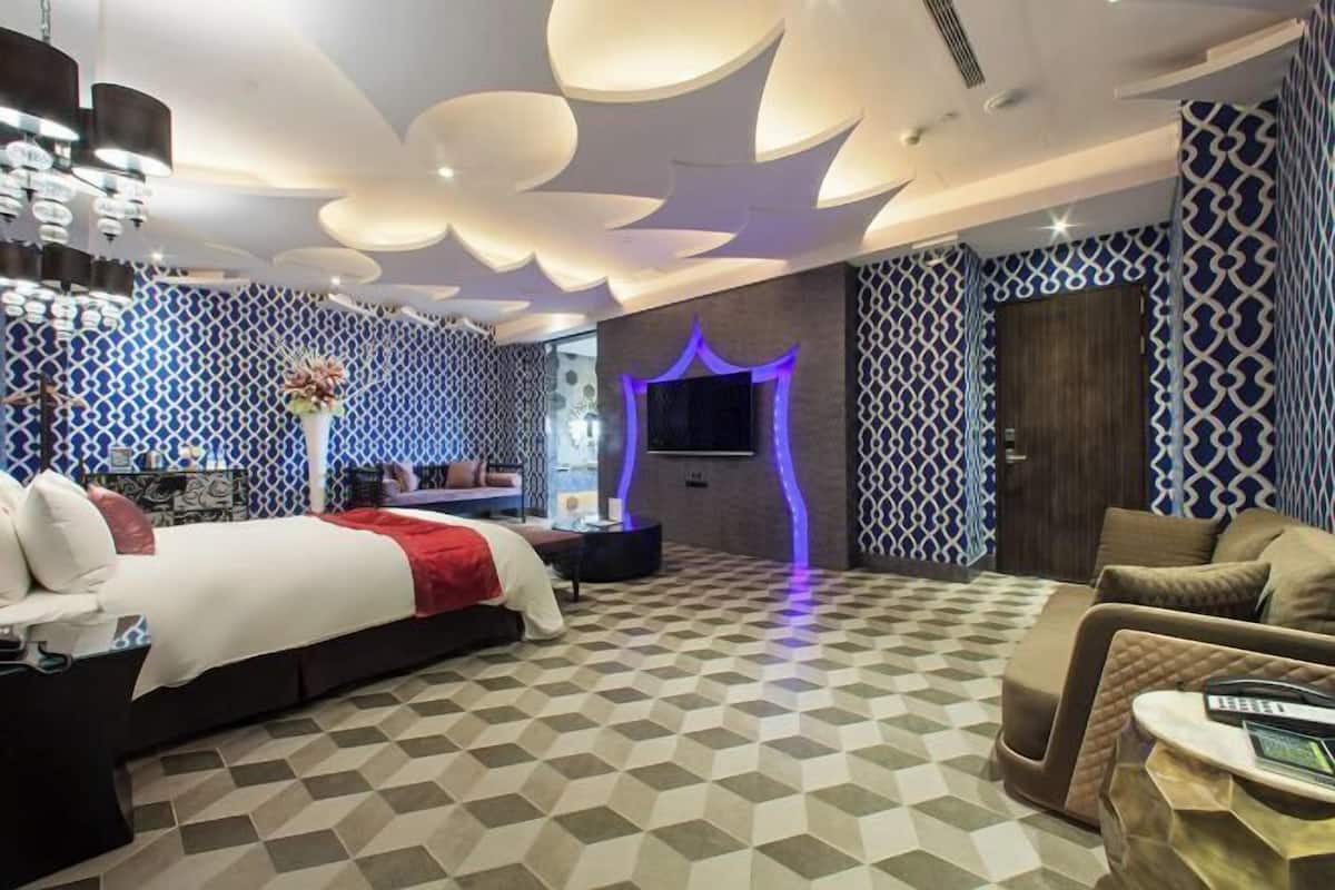 Escriptori, cortines opaques i habitacions insonoritzades